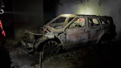 El incendio en un garaje de Villaverde calcina un coche y una moto