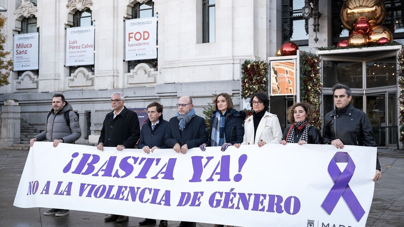 Minuto de silencio en Cibeles por el asesinato de una vecina de Torrejón de Ardoz