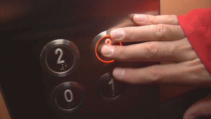 Tras más de tres años de espera y un laberinto burocrático, los vecinos de Villaverde estrenan ascensor