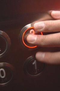 Tras más de tres años de espera y un laberinto burocrático, los vecinos de Villaverde estrenan ascensor