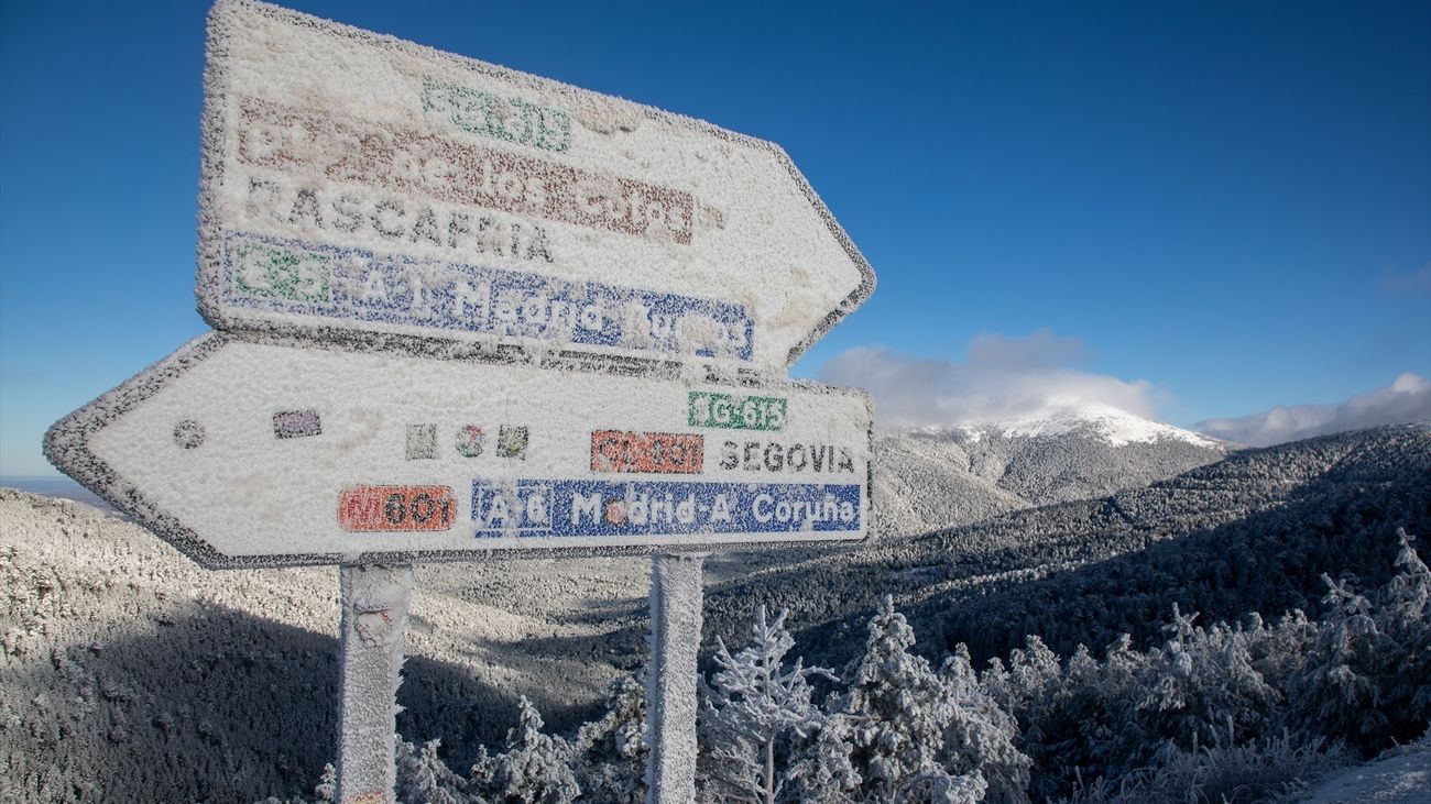 Dos carteles congelados en el Puerto de Navacerrada