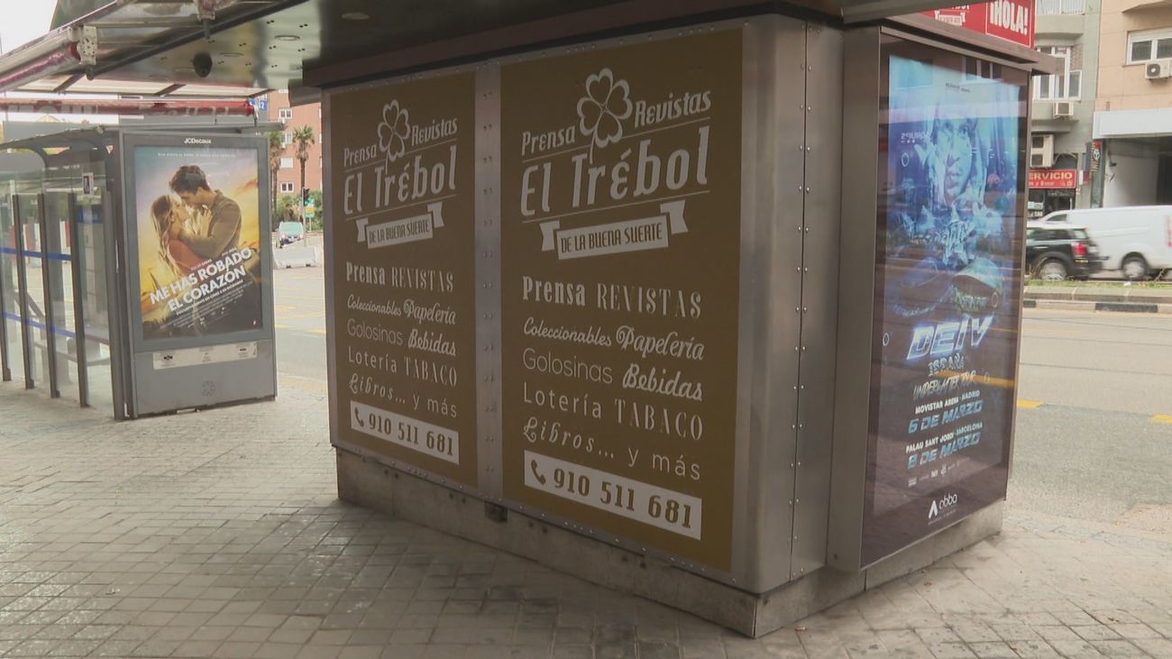 Ayuso se interesa por el cierre de un quiosco de prensa a causa de las obras en Conde de Casal