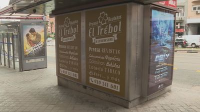 Ayuso se interesa por el cierre de un quiosco de prensa a causa de las obras en Conde de Casal