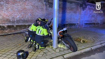 Muere un motorista de 45 años tras chocar contra un árbol en Ciudad Lineal