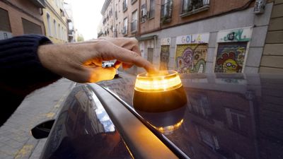 La baliza V-16 que no quería la DGT pero que impusieron los fabricantes