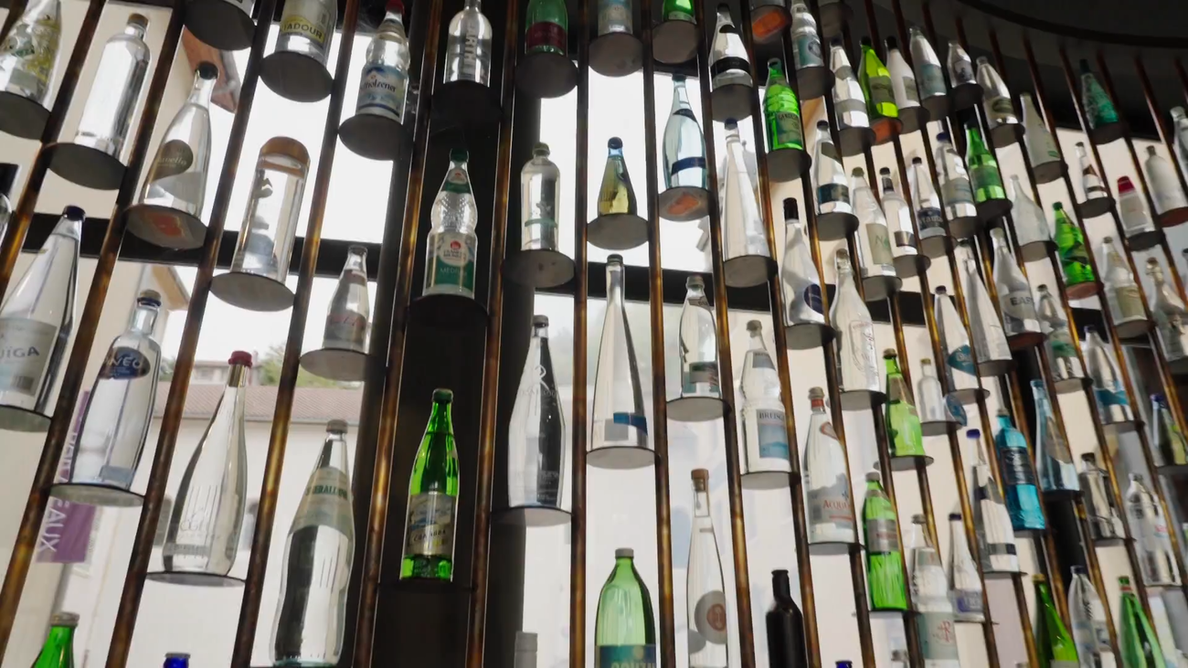 El bar que permite desgustar más de 900 aguas embotelladas