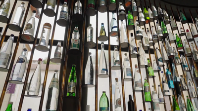 El bar que permite desgustar más de 900 aguas embotelladas