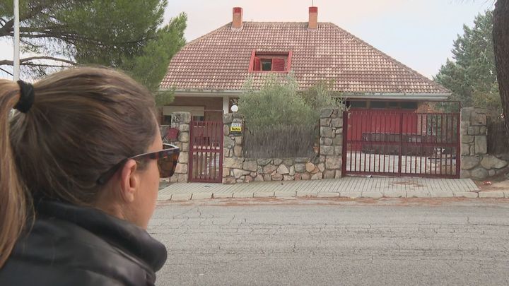 Una mafia oferta en locutorios de Madrid una casa de lujo para okupar por 1.200 euros