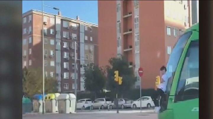 El peligroso juego de viajar agarrado al tranvía de Parla