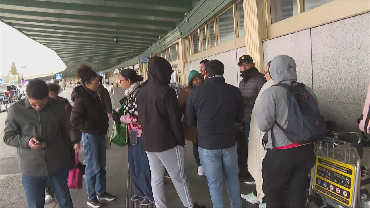 Ciudadanos venezolanos esperan en Barajas a la intemperie tras abandonarles dos aerolíneas