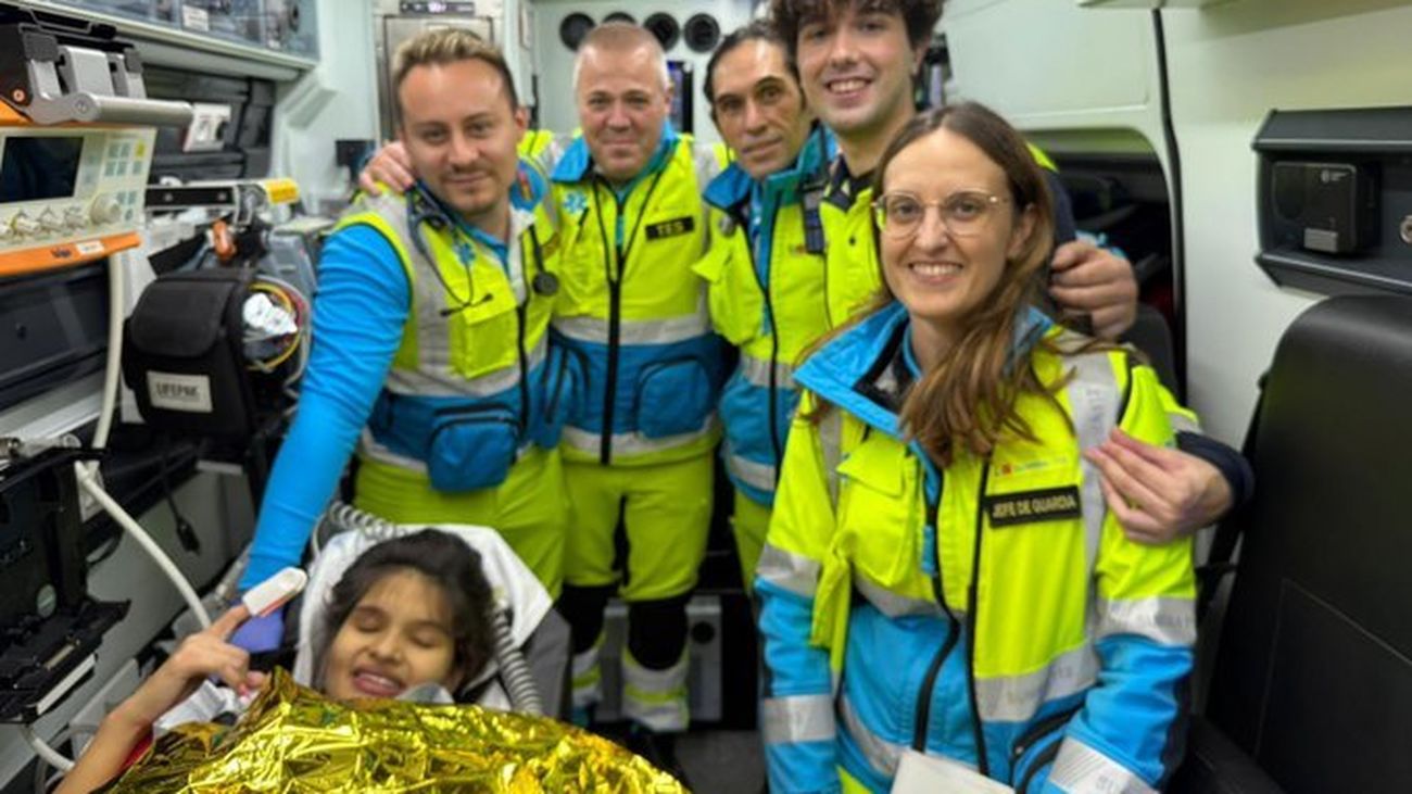 El equipo del Summa112 en el interior de la ambulancia con la madre