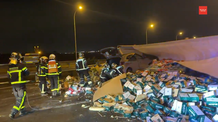 Dos heridos al chocar un coche contra un camión cargado de cervezas que quedó semivolcado en la M-50 en Getafe