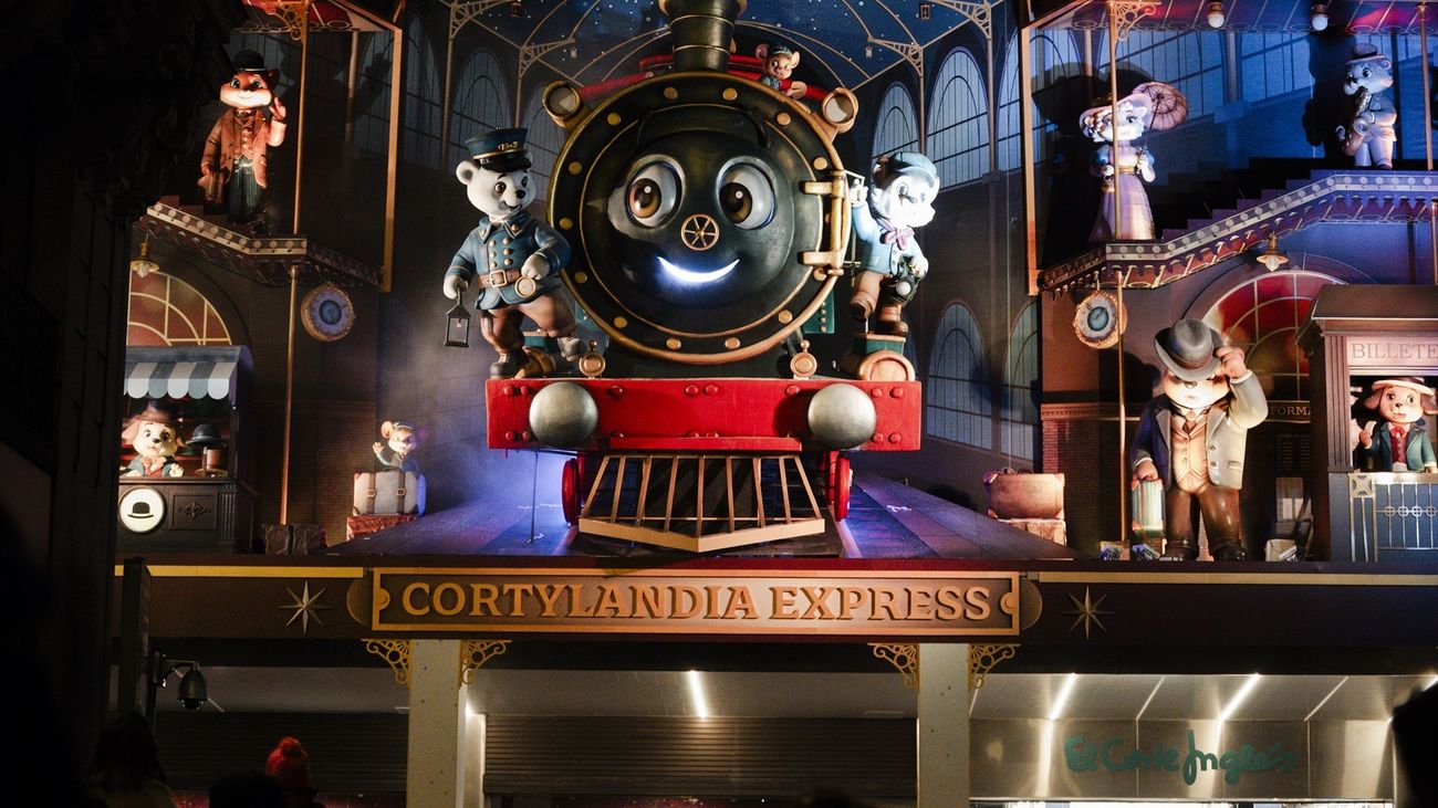 Cientos de personas durante el espectáculo de Cortylandia