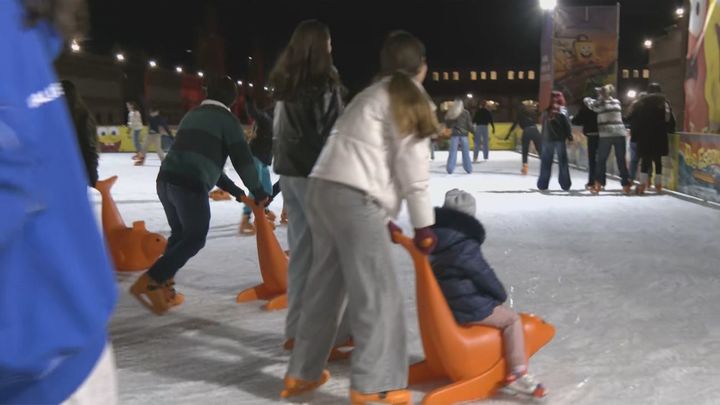 La pista de hielo de Matadero Madrid ya está disponible para todo el mundo