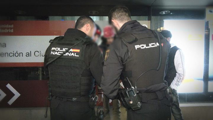 Patrulla con el GOR de la Policía Nacional por el Centro de Madrid de cara al fin de semana más transitado del año
