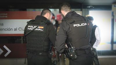Patrulla con el GOR de la Policía Nacional por el Centro de Madrid de cara al fin de semana más transitado del año