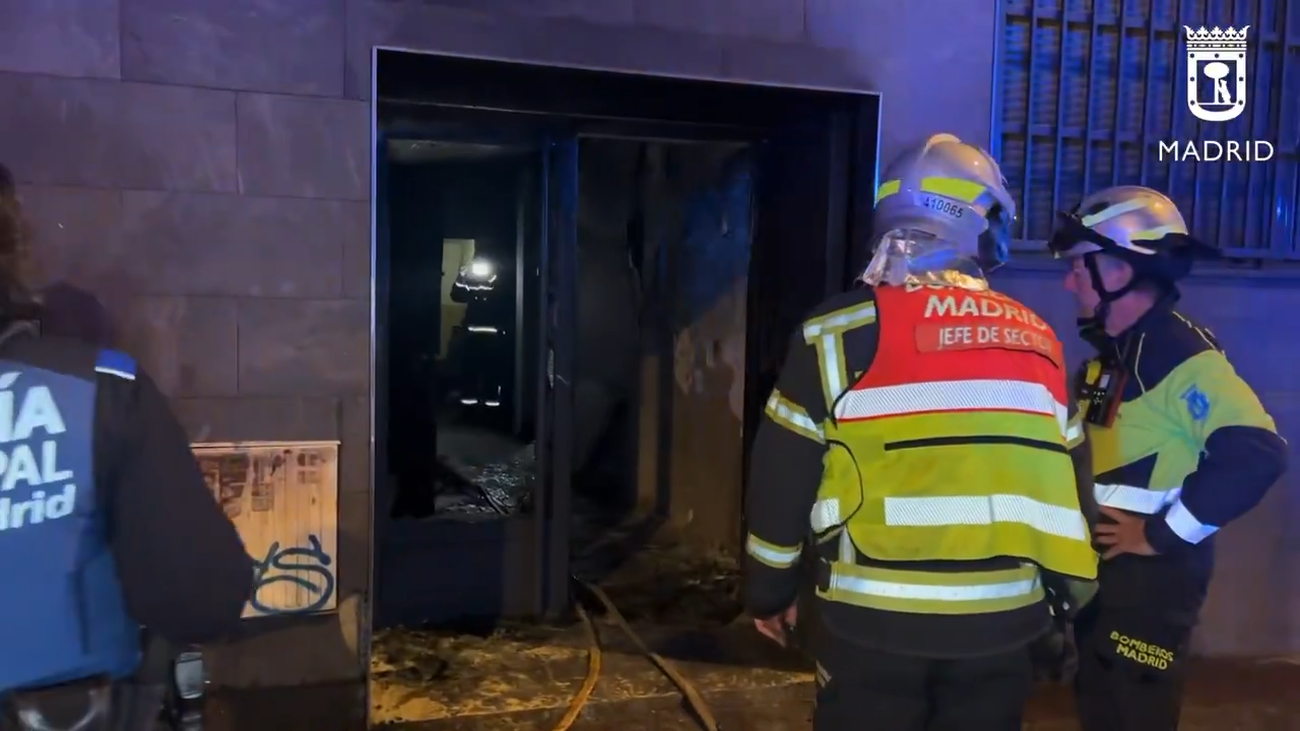 Rescatados 19 vecinos de una  vivienda en avenida San Diego tras un incendio en el cuarto de contadores