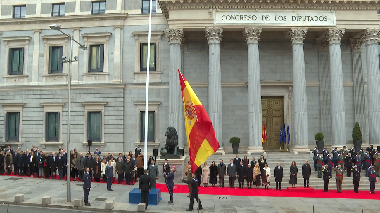 El izado de la bandera ante la Puerta de los Leones abre la celebración institucional del Día de la Constitución