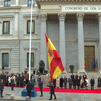 El izado de la bandera ante la Puerta de los Leones abre la celebración institucional del Día de la Constitución