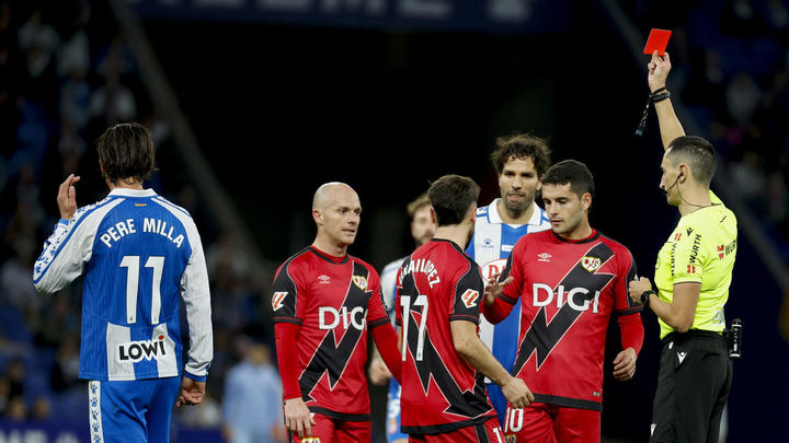 1-0. El Espanyol supera de penalti a un Rayo con diez jugadores