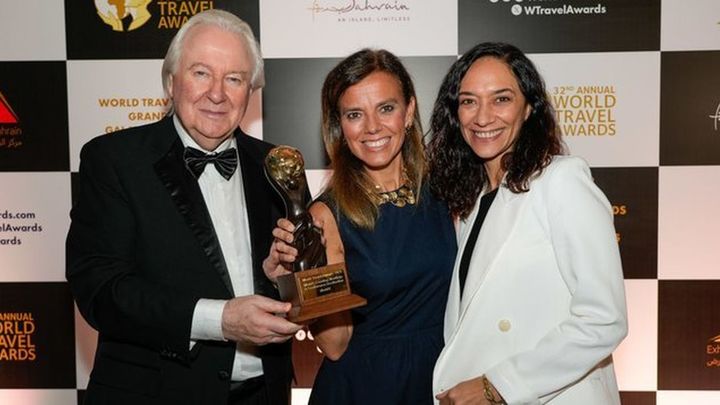 Almudena Maíllo, concejala delegada de Turismo del Ayuntamiento de Madrid (centro) recoge un premio a mejor destino turístico de congresos / AYUNTAMIENTO DE MADRID