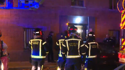 Dos intoxicados en un incendio doméstico en Usera