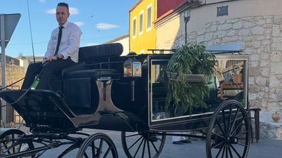 Una funeraria vuelve al carruaje de caballos para entrar en la zona de bajas emisiones