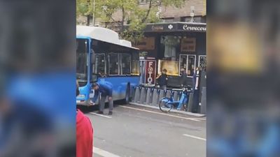 Un autobús de la EMT pierde el control y se estrella contra una estación de BiciMad