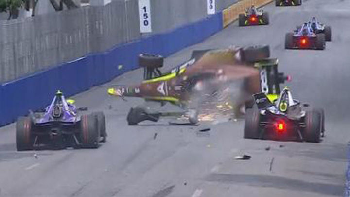 Espectacular accidente de Pepe Martí en la Fórmula E