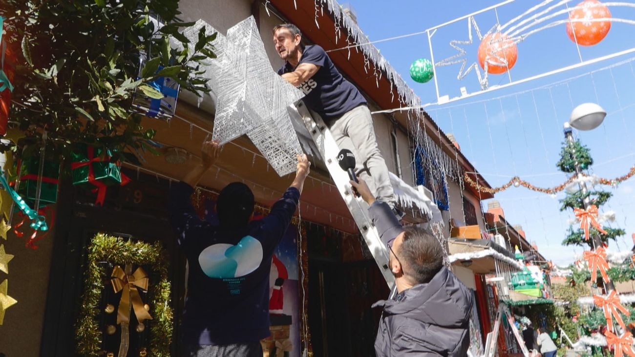 La calle Leiza de Orcasitas se viste por completo con motivos navideños gracias a sus vecinos