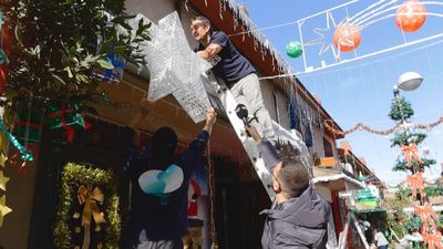 La calle Leiza de Orcasitas se viste por completo con motivos navideños gracias a sus vecinos