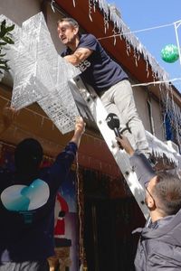 La calle Leiza de Orcasitas se viste por completo con motivos navideños gracias a sus vecinos