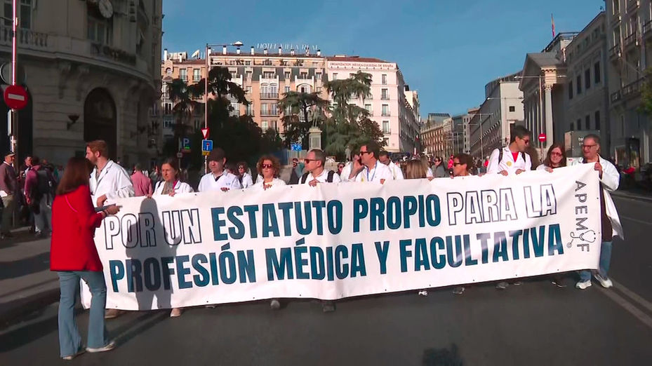Los motivos que han puesto en huelga a los médicos de España: acusan a Mónica García de deslealtad