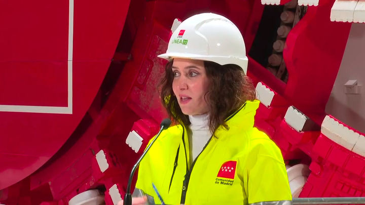 Ayuso pide escuchar las reivindicaciones de los médicos y critica el "desastre" del Gobierno