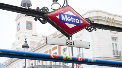 Detenido un hombre tras empujar y patear a una anciana en la línea 1 de Metro de Madrid, en la estación de Sol
