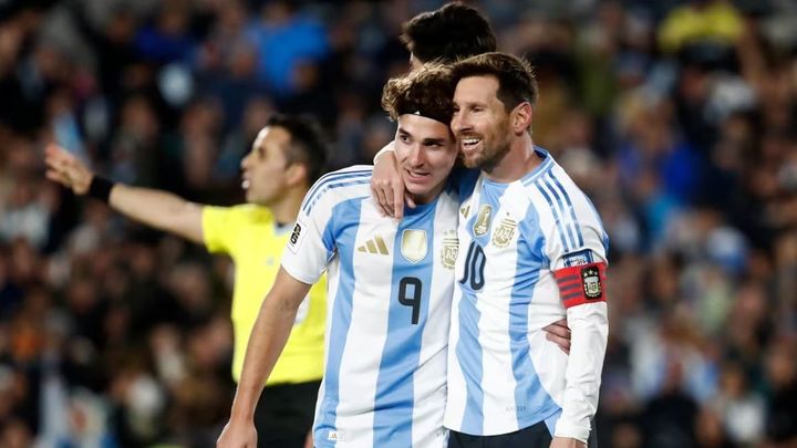 Julián Alvarez y Messi / FIFA