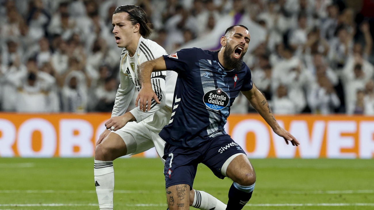 Álvaro Carreras ante el Celta