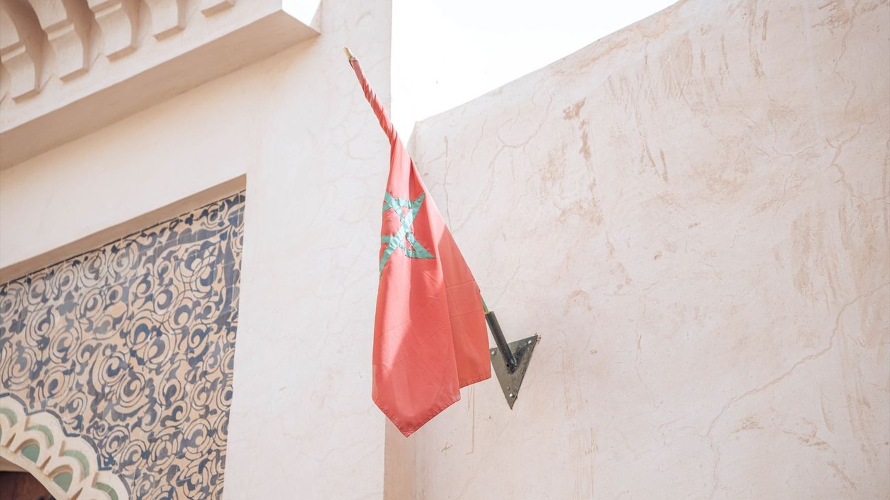Una bandera de Marruecos en una calle de Fez
