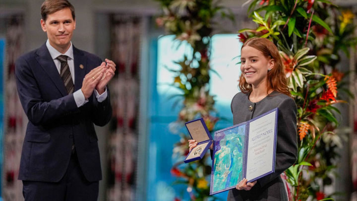 Ana Corina, hija de Maria Corina recoge el premio Nobel de la Paz de su madre
