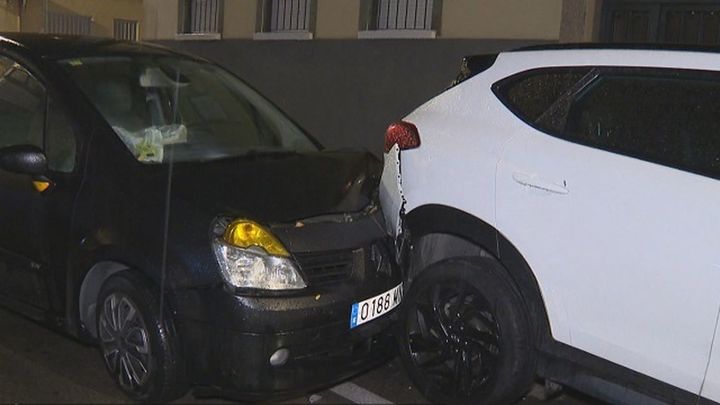 Un conductor choca contra otro coche en Carabanchel y huye