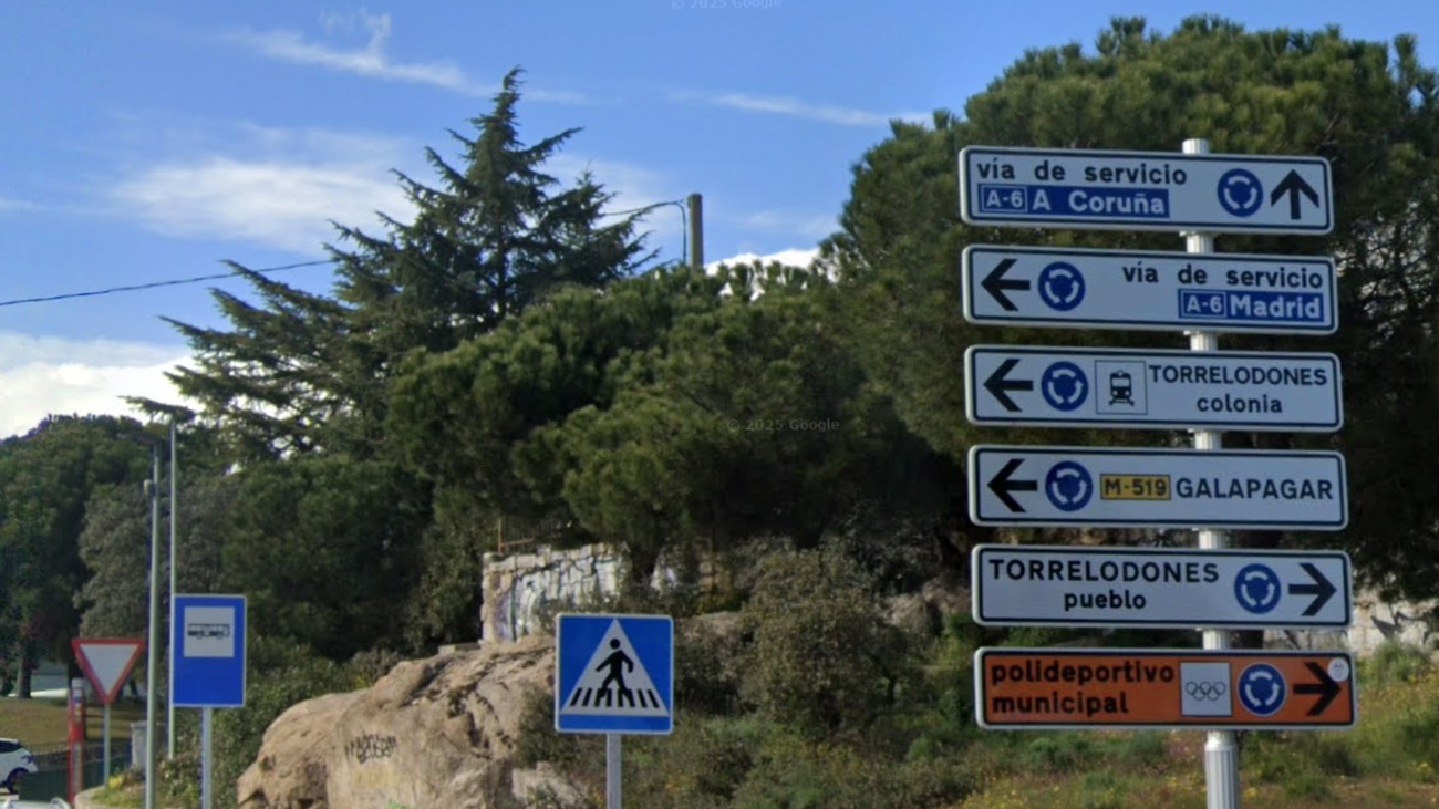 Indicadores en la vía de servicio de la A-6, en Torrelodones