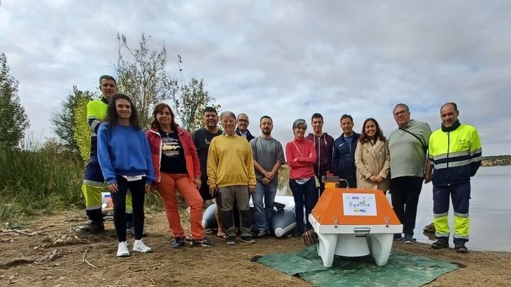 Miembros del equipo CYANOA durante las pruebas con el vehículo autónomo / UCM