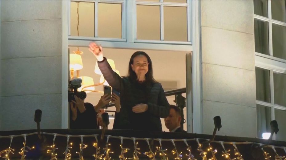 María Corina Machado saluda en Oslo a sus seguidores tras más de un año en la clandestinidad