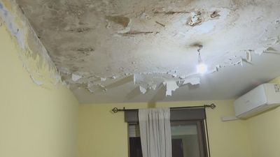 Tres años con una gotera gigante en su piso de Pinto: "El agua cae en el colchón"