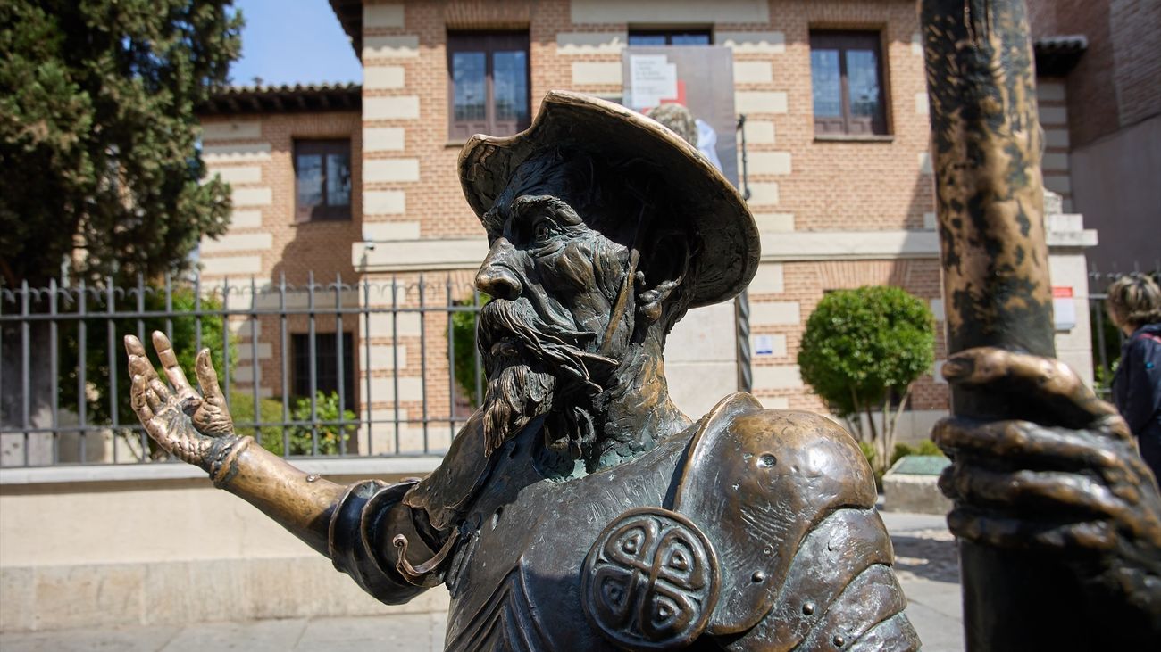 Estatua de Don Quijote frente al Museo Casa Natal de Cervantes en Alcalá de Henares