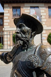 Estatua de Don Quijote frente al Museo Casa Natal de Cervantes en Alcalá de Henares