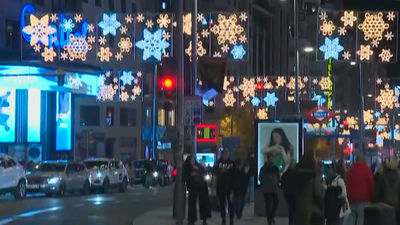 Los niños ingresados en el Gregorio Marañón disfrutan del alumbrado navideño en un bus de la EMT