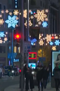 Los niños ingresados en el Gregorio Marañón disfrutan del alumbrado navideño en un bus de la EMT