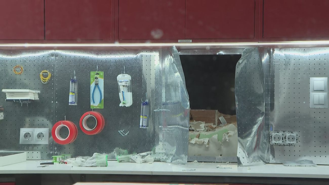 Roban en una tienda de telefonía junto a Gran Vía mediante un butrón: "Estuvieron una hora perforando la pared"