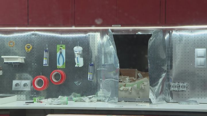 Roban en una tienda de telefonía junto a Gran Vía mediante un butrón: "Estuvieron una hora perforando la pared"